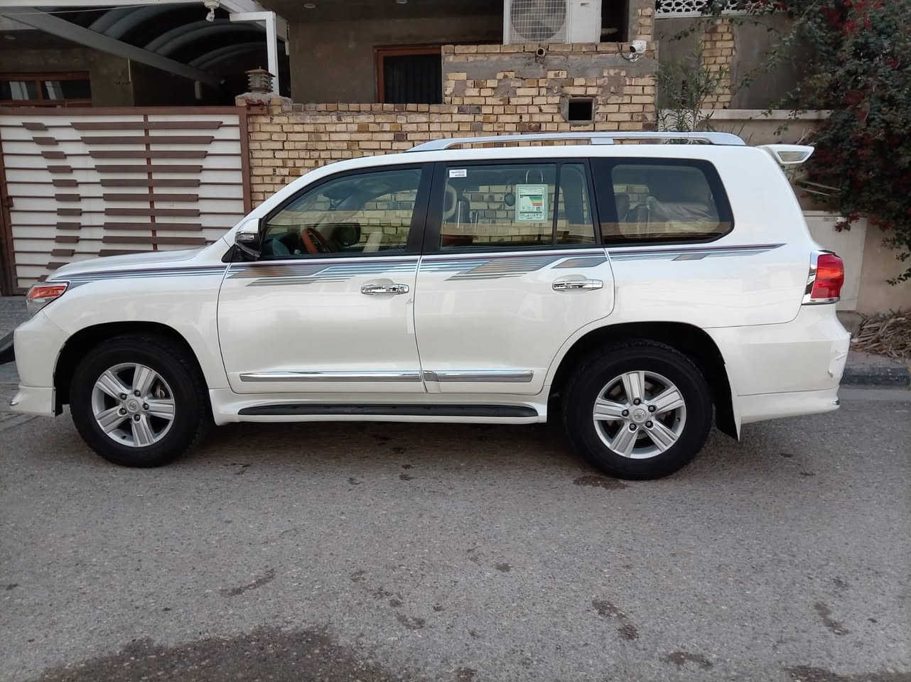 السلام عليكم لاندكروز موديل ٢٠١٤  شركه ساز         ٦ سلندر مكفوله من الصبغ بيها قطعتين تبديل ابلادي نفس اللون ماشيه ١٥٣  الف وقابله للزياده تخم تاير مكينه كير كفاله بصماتها عدد ٢ رقم بغداد انكليزي السياره جدا نظيفه السياره بالكوت مركز المدينه  اخوان المكفوله سعرها فوك ٣٨٠$ لحد يجي يتفلسف براسي السعر المطلوب ٣٥٥$ ***********
