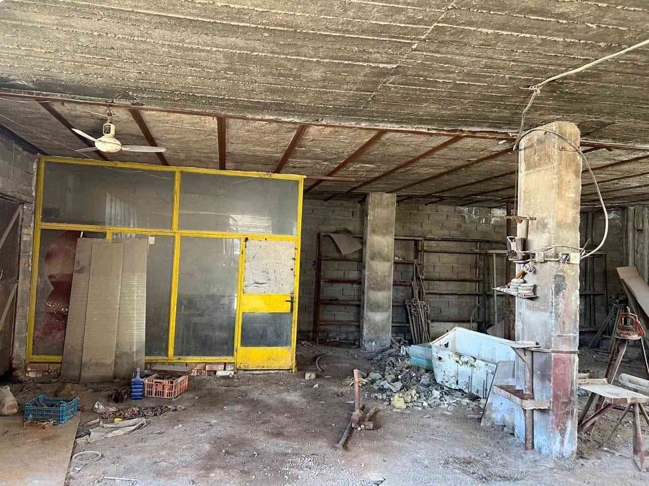 معمل حدادة للبيع ركن صناعي يصلح تحويلها سكني 
مع  تشجير على الشارع العام 
+ قطعه ارض  المساحه ٣٣٠ م
الواجهه ١٥،٦٠م والنزال ١٠،٥٠ م
القطعه كذلك 
العنوان الزعفرانيه حي الزهور محله ٩٦٩
موبايل ***********
