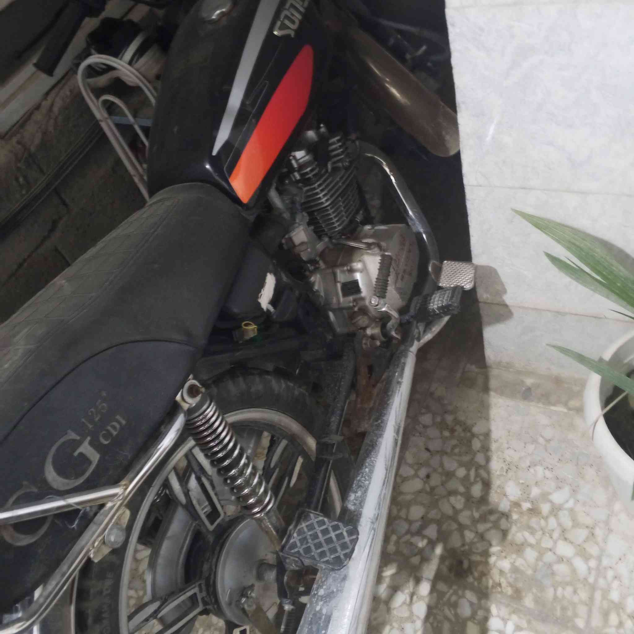 السلام عليكم شباب عندي هاي الايرانيه الخمسه كير للبيع الدراجه ما ناقصهه شي بس القبق مال محرك يرادله سلكون لئن ينكط دهن سعر 500 وبيهه مجال بسيط مكان بغداد رقم الهاتف ***********
