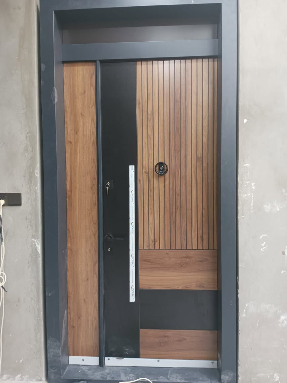 🚪 الفخامة التركية تبدأ من باب بيتك! ✨
​لأن الانطباع الأول يدوم... اختر لأمان بيتك وجماله أبواب إسطنبول التركية.
​🌟 لماذا تختار أبوابنا؟
​أمان مطلق: أنظمة قفل متطورة ومقاومة للاقتحام.
​عزل تام: عزل ممتاز للصوت، الحرارة، والأتربة.
​تصاميم عصرية: تشكيلة واسعة تناسب جميع الأذواق (كلاسيك ومودرن).
​جودة تدوم: مقاومة للرطوبة والعوامل الجوية.
​🏡 بيتك يستحق الأفضل... اجعل فخامته تبدأ من المدخل.
​

إليك أبرز مميزات هذه الأبواب التي تجعلها خياراً مثالياً للاستثمار في أمان بيتك:

​1. منظومة أمان فائقة (قفل القاصة)🔴
​نقاط إغلاق متعددة: لا تعتمد على قفل واحد، بل تحتوي على نظام قفل مركزي يدفع ألسنة حديدية ضخمة يستحيل تقريباً كسرها أو فتحها 

​2. التدريع الحديدي والهيكل المتين🔴
​الهيكل الداخلي: الباب ليس مجوفاً ولا خشبياً بالكامل، بل يحتوي على شاسيه (هيكل) من الفولاذ الصلب بسماكات عالية المقاومة للصدمات والضغط.

​الإطار (الجرجوبة): يتم تصنيع الإطار من الحديد الثقيل والمعالج لحماية الباب 

​3. العزل الحراري والصوتي الممتاز🔴
​يتم حشو الباب من الداخل بمواد عازلة عالية الكثافة مثل الصوف الصخري (Rockwool) أو البوليسترين.

​هذا الحشو يمنع تسرب الحرارة والبرودة (مما يقلل استهلاك التكييف)، بالإضافة إلى عزل الضوضاء الخارجية بشكل ممتاز جداً.

​4. مقاومة العوامل الجوية (الرطوبة والشمس)🔴

للتواصل او الاستفسار :
***********
***********
