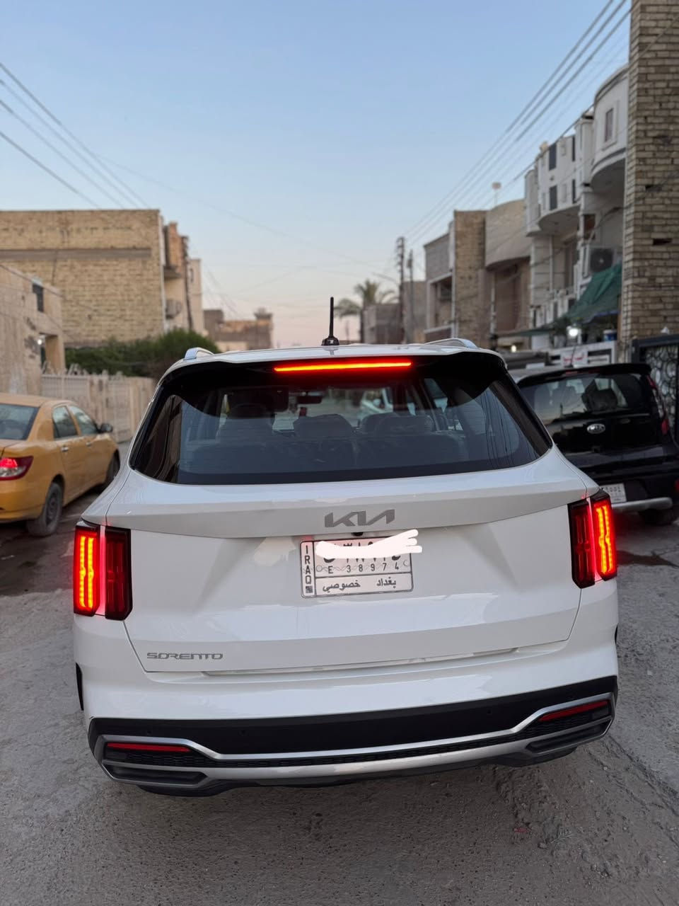 يا الله بسم الله 
 قطعه مرتبه ونظفيه 
كيا سورنتو خليجي  2023 أربعه سلندر لون ابيض مكفول 
 مواصفات الدوليه
مثلا
رادار تحديد مسار 
شاشه كامره خلفيه 
مودات قياده 
3 قطع تبريد
كشنات كهرباء 
تحكم استيرن جهتين 
السياره تجي سبعه راكب 
والويل مالته حجم 19
وبعد بيه اهواي مواصفات 
رقم بغداد باسمي تحويل مباشر ان شاء الله 
(ماشيه 29 الف كيلو فقط  ) 
ويل 19 
السياره مكفوله كفاله عامه من الضربه والصبغ 
السياره نضيفه جدا من الداخل ومن الخارج 
وبالعافيه على الي ياخذه 
 
 السعر 268 وبيه مجال ان شاءالله

(مكانه بغداد منطقه الغزاليه )
وهذا رقمي للتواصل 
***********
تحياتي الكم وربي يحفظ الجميع ❤️
