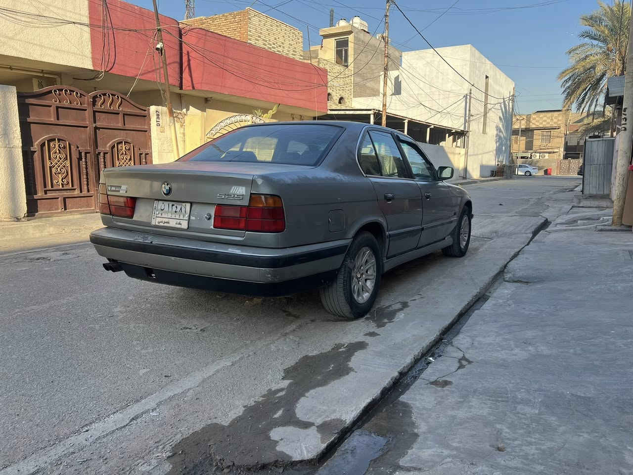 للبيع BMW موديل 1988 بأسمي سنوية مجددة لل2027  مكينة وگير مجفتات تجفيت كامل جديد صدر امامي خلفي وگاردن وصلنصا كله معمر كهربائيات شغالة والگشر مثل ماموضح بالصور بس جراد قليل بالبنيد ب41ورقة وبيها مجال  مكاني بغدادالدورة شارع 60 رقم موبايل ***********-***********
