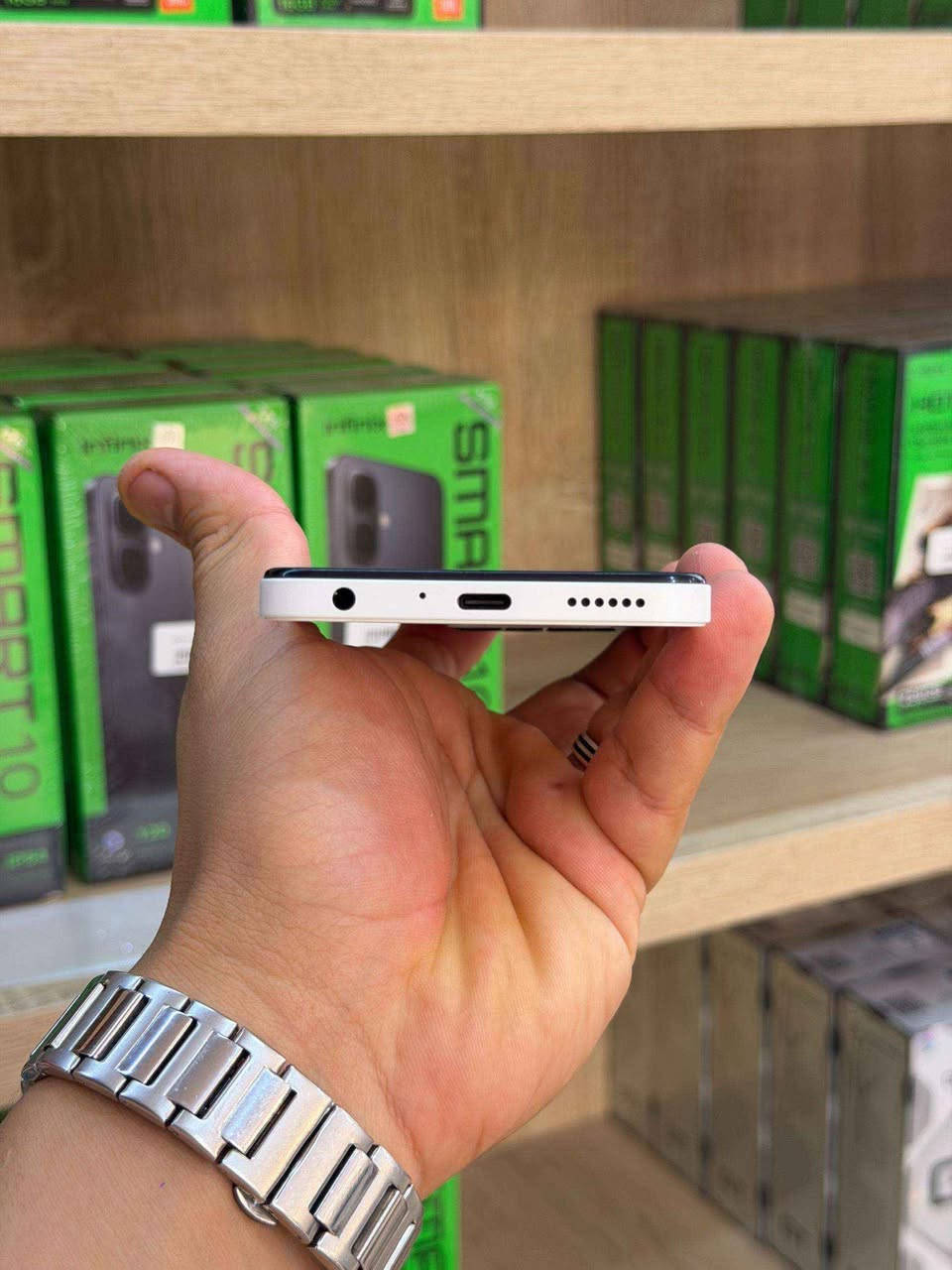 يأتي ACE BUZZ 7 LITE بشاشة كبيرة وواضحة تمنحك تجربة مشاهدة مريحة أثناء تصفح الإنترنت أو مشاهدة الفيديوهات، مع تصميم أنيق وخفيف يسهل حمله طوال اليوم.
⚡ مزود بذاكرة 4GB RAM لتوفير أداء سلس في التطبيقات الأساسية والتنقل بين المهام اليومية، بالإضافة إلى مساحة تخزين 64GB لحفظ الصور، الفيديوهات والتطبيقات مع إمكانية التوسعة عبر بطاقة الذاكرة.
📸 كاميرا خلفية مناسبة لالتقاط صور يومية واضحة، مع كاميرا أمامية لصور السيلفي ومكالمات الفيديو بجودة جيدة.
🔋 بطارية قوية 5000mAh تدوم طوال اليوم مع الاستخدام العادي، ما يجعله مناسبًا للعمل الخفيف والاستخدام اليومي بدون قلق من الشحن المتكرر.
📌 أهم المميزات:
شاشة كبيرة عالية الوضوح
RAM 4GB
مساحة تخزين 64GB
أداء مناسب للاستخدام اليومي الخفيف
كاميرا أساسية جيدة
بطارية تدوم طويلًا
دعم شريحتي اتصال
تصميم عصري وخفيف عين البنيان, الشراقة


**إذا كنت صاحب هذا الإعلان وتريد حذفه لأي سبب، رجاءا أرسل رسالة إلى الدعم الفني**