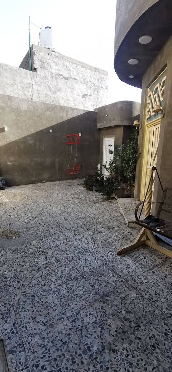 دارين للبيع او مراوس حسب القناعه خلف جامعة الصفوه

الدار الاول مساحه 180 متر ركن والدار الثاني 170 متر  بناء حديث درجه اولى بيت بصف بيت طابو زراعي 25 اقرار احنه صاحبين الارض الرسمي بستانه وقسمناه الامور القانونية يمنه كل بيت يحتوي على استقبال وصاله وغرفه وصحيات داخليه وخارجية ومناور عدد 2 وكراج وحديقه البيتين يبعد عن الحولي الجديد 100 متر وعن شارع الحر 250 متر وعن شارع الروضتين 200 متر يصلحن حسينيات او للاستثمار ايجار لطلاب الجامعه الصفوه 

للاستفسار 
***********/***********
