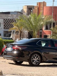 عندي هاي الكامري  22هايبرد xle يمكن تجي فول مواصفات حادثها خلفي وبيها ...