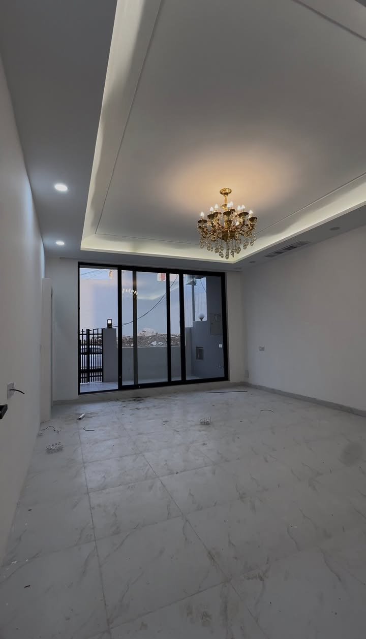 خانيه كي 150 متر بو فروتنى ل كيفلا

واجيهه شيمال 
مساحه 150 متر
ديزاين مودرين 
سيستم دكته
خانى صفره بكار نه هاتيه 

طابقي ئيكي : 

استقبال / هول / ژوره كا رينشتنى / لينانگه ها سار و گه رم
مشتملات

طابقي دوويي :

سئ ژورين نڤستنئ دوو ژوان شويدن / ژوره ك بو جلك شيشتن

بوپتر پيزانينا به يوه نديئ بكه ن بڤان ژمارا

***********
***********
