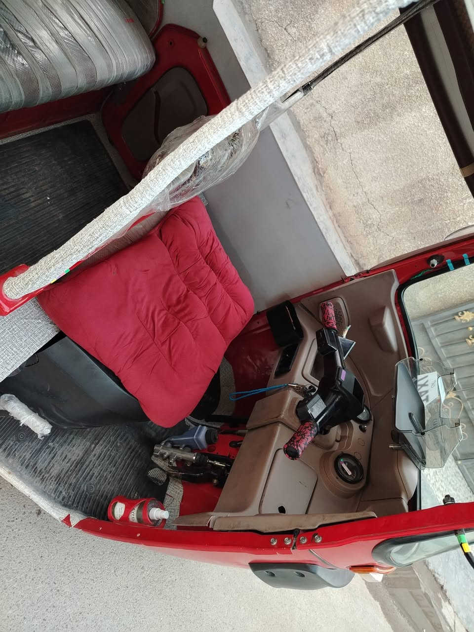 سلام عليكم تك تك للبيع رقم بغداد موديل 22 سنويه 27 كامله مكمله اكسل جديد كلج وقمجيات جدد تخم تاير مدوشمه ناعمه للخير بيها طخه بل امام بسيطه وبيها صبغات بس جماليه مو ضربه مكاني الدوره سعر 8 ملاين وبيها مجال ***********
