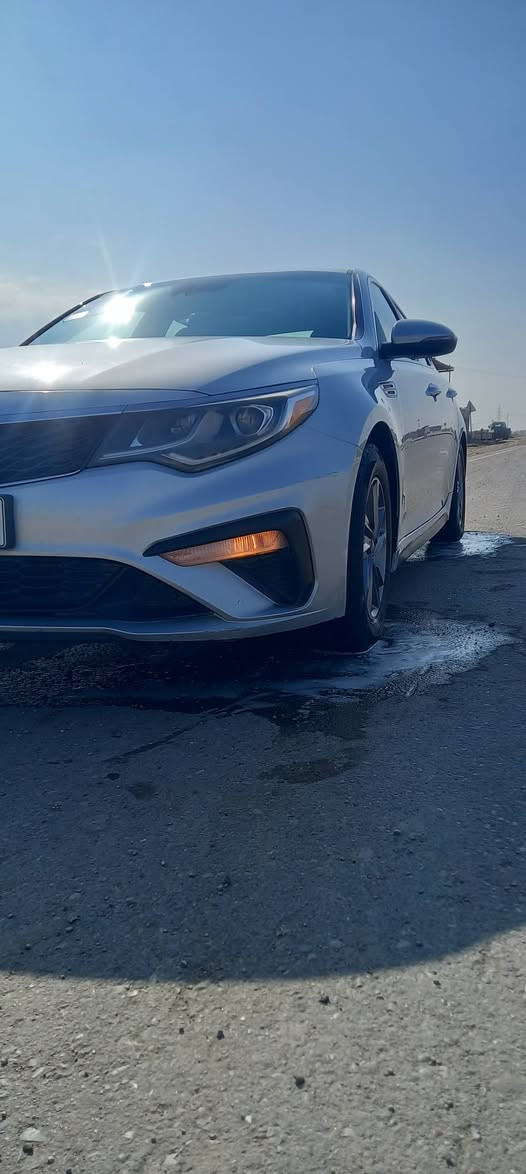 اوبتيما  موديل 2019 وارد امريكي
موصفات: (.  FE.  )
1شاشه كبير لمس ✅
2كامره دواره ✅
3تحكم جهتين ✅
4 مثبت سرعه ✅
5تحديد مسار✅
6مانع نزلاق ✅
7راذار جانبي ✅
8 حساسات خلفي+ جانبي+امامي ✅
9 3 واقعيات قياده+EXO+SPORT+COMFORT✅
10شاحن UDB✅
11منفذ AUX 
12شاير مري ✅
13حساس اطار ✅
14ويل كروم ✅
15حجم محرك  GDi. 2400✅  
16 كير AT نمــــر 6 ✅✈️
17داخل اسود    ✅
18نغه ترحيب ✅ 

السيارة مال عائله حلوه وجاهزه 
سعر 145وبي مجال للشرايه 
مكان السيارة الديوانية 

الاستفسار ***********
