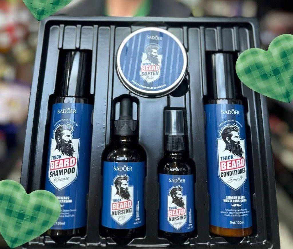 ✨مجموعة العناية باللحية من SADOER، والتي تهدف إلى توفير العناية المتكاملة للحية أقوى وأكثف. تتضمن المجموعة شامبو وبلسم وزيت ومنعم للحية. تغذي البصيلات بعمق وتقوي الشعر وتحفز النمو الطبيعي.تساعد على منع هيشان اللحية وتمنحها لمعاناً.. تعد المجموعة حلاً متكاملاً لترطيب وتغذية وتكثيف اللحية.. تهدف إلى توفير روتين كامل للمساعدة في تنعيم اللحية الخشنة وتعزيز النمو الصحي. مصنوعة من مستخلصات نباتية طبيعية وزيوت مثل زيت الجوجوبا وزبدة الشيا وفيتامين E.

✅الفوائد:
✔️تنظيف عميق وفعال للأوساخ العالقة في اللحية.
✔️ترطيب وتنعيم الشعر الجاف والمجعد.
✔️تغذية بصيلات الشعر للمساعدة في نمو لحية أكثر كثافة وامتلاءً.
تقليل الحكة والقشرة المصاحبة لنمو اللحية.
✔️تسهيل تصفيف اللحية وتشكيلها.

محتويات المجموعة (5قطع) 
تحتوي المجموعة على 👇 
شامبو اللحية : لتنظيف اللحية بلطف.
بلسم اللحية : لتنعيم وفك تشابك الشعر.
زيت التغذية : لترطيب وتقوية جذور الشعر.
بخاخ التغذية : لإنعاش وتنعيم فوري.
مرهم التنعيم (بلسم) (وعاء دائري): للمساعدة في التصفيف وإضفاء لمعان.
#الاصلي
🚘يوجد خدمة توصيل لجميع محافظات العراق ٤ الاف 🚘


**إذا كنت صاحب هذا الإعلان وتريد حذفه لأي سبب، رجاءا أرسل رسالة إلى الدعم الفني**