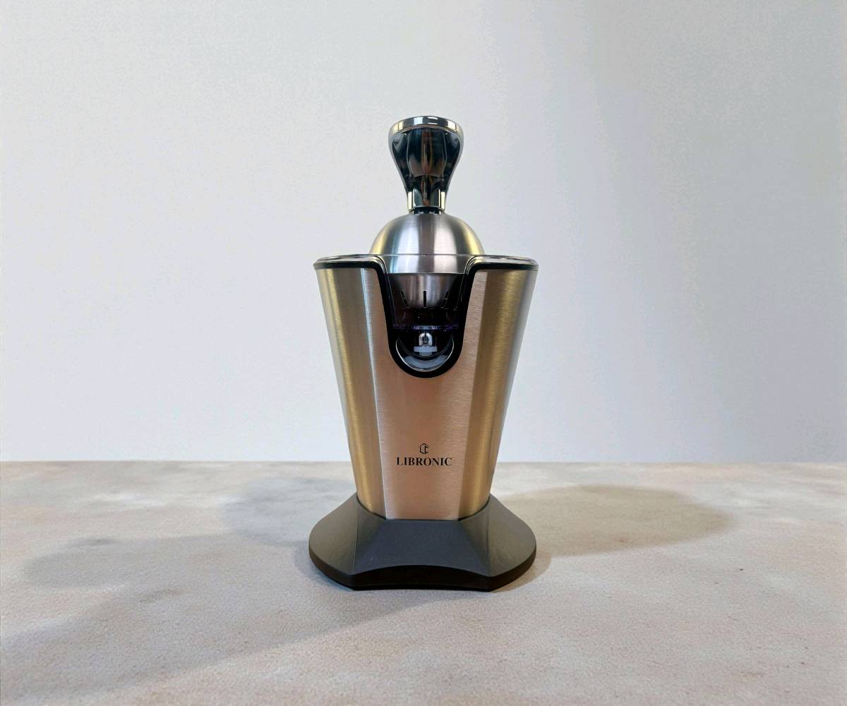 تحب العصير الطازج بدون تعب؟ 🍊

هاي معصارة ليبرونك الكهربائية تسوي الشغل عنك بثواني

ضغط بسيط وتشتغل تلقائيًا ⚡

محرك قوي 160 واط يعصر بسرعة ويطلع كل العصير

جسم ستانلس ستيل أنيق ويعيش وياك فترة طويلة

مخروطين لأحجام مختلفة من البرتقال والليمون

فلتر يفصل البذور واللب حتى يطلع العصير نقي

سعة 500 مل تكفيك وتكفي العائلة

اختصار وقت + طعم منعش + فائدة صحية 💚

اطلبها هسه وخلي عصيرك دايمًا فريش 🍹🔥