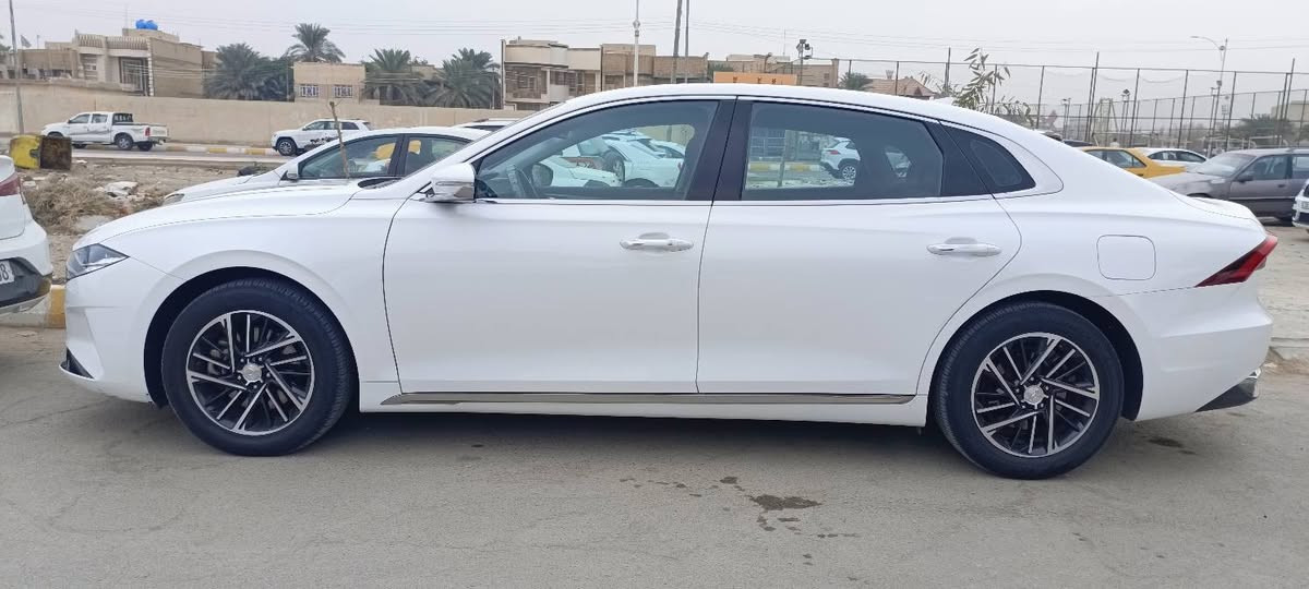 السلام عليكم
هيونداي ازيرا گراندر للبيع
موديل ٢٣ 
لون أبيض 
رقم بابل دولي بإسمي مشروع وطني تحويل مباشر 
حساس امامي و خلفي 
كاميرا خلفيه بلادي 
كاميرا أمامية تسجيل أنا شادها ب٤٠ دولار 
تبريد امامي و خلفي 
تبريد و تدفئه كشن السائق
تدفئه كشن الصدر 
كشن السائق كهربائي 
كشنات جلد بلادي 
ارضيه جلد بلادي 
قياده ذاتيه 
تحديد الخروج عن المسار 
كروس مثبت سرعه 
٣ أنظمة قياده
ايكو و سبورت و كومفورت طبيعي 
شاشة العدادات ديجيتال رقميه
تبريد مناخ منفصل
بصمة تشغيل و أبواب اماميه
تشغيل عن بعد 
إنارة ترحيب عند الاقتراب من السيارة 
شفتات في المقود 
سايد بريك كهرباء 
اوتو هولد 
گير دگم 
غاز بلادي 
تمت إضافة خزان غاز أسطواني إضافي بلادي مع خزان الشركه الحلقي
يعني تأخذ أكثر من ١٥٠ لتر
تخم اطارات جديد قبل شهر شديته 
ويل كب قياس ١٧ بلادي
لد نهاري امامي خلفي 
تبريد ثلج
محرك ٣٠٠٠
٦ سلندر
ماشيه ٥١
جديده بمعنى الكلمه 
كفاله عامه ما عدى أقل الشبر صبغ من كوريا باب الصدر
غرفتها أوسع من أوباما 
سرعه و نعومه أثناء القيادة 
مرايا شفط 
اشاره بالمرايا 
اربع ابواب جام أوتو 
ظهور علامه حساس لزجاج الأبواب بالشاشه إذا كان هناك نزول قليل عند إطفاء السيارة 
الاناره الداخليه لد ثلجي بلادي 
بعد بيها مواصفات 
السعر ٢٠٥ و بيها مجال
مطلوب عليها و أريد آخذ أقل منها غاز بلادي
كلا كلا كلا كلا كلا كلا للبانزين 
نعم نعم نعم نعم نعم للغاز البلادي
***********
سيد احمد الحلو الخرسان 
ذي قار سوق الشيوخ
