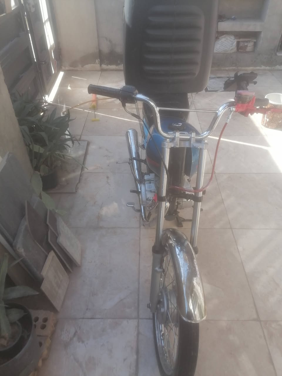 السلام عليكم دراجه إيراني مكينه سي جي نامه تعمير عمبار اكلج وصندوك البارحه شديتهن الدرجه خير من الله ما مشتغله يوم دلفري فقط شديت الغراض سبب البيع ما عدي خبره بيهن السعر ٣٥٠ وبيه  مجال للطيبين الرقم ***********
