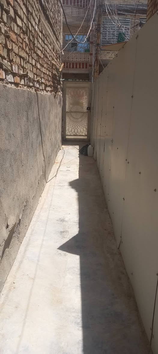 دار للبيع في الشعب الديوان ساحه ١٠٠ متر خلفي طابو ملك صرف نضيف بناء ٢٠١٥ 
يحتوي على الطابق الاول استقبال (3×5)ومطبخ(2×4)وصاله(3ونص×5) وغرفه نوم (3ونص×6)وحمام(2×1) وحمام خارجي (1×1وربع)

الطابق الثاني غرفه نوم(٦×3ونص)وصاله(3×3ونص)وحمام(1×2)وسطح اول 

وبيتونه (3ونص×2)وسطح ثاني 

للاستفسار الاتصال (***********)
