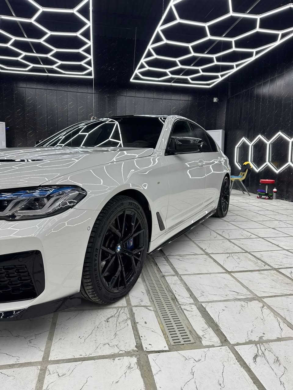 بي ام bmw 540 2019 (m package بلاد)
 (وارد الماني)(بصمتين)
 (مواصفات خاصة) 
(ماشية 100 الف ميل)
(محدثة m5 بالكامل لايت وبكلايت ولحية ودواسات والبنيد محدث) 
(ضررها بيها بنيد مصبوغ وبيها جاملغ بصف السايق صبغ بدون ايرباك ولا دواخل) 
(التعديلات مبرمجة stage 2 وعليها داون بايب)
(مواصفاتها) 
(داخلها لون قرميدي )
(كشنات تدفئة تبريد امامي وخلفي التبريد لمس)
(بالتكمة مال ركاب الخلفي فتحات تبريد)
(ستيرن تدفئة)
(التايرات الخلفية تفتر وية الامامية)
(حساسات وكامرات 360)
(عداد دجتال وداتاشو وفتحة) 
والمواصفات الباقية المعروفة هواية مذكرتهم (السعر 275 ورقة) رقم اربيل بأسمي المكان بغداد الرقم (***********)
