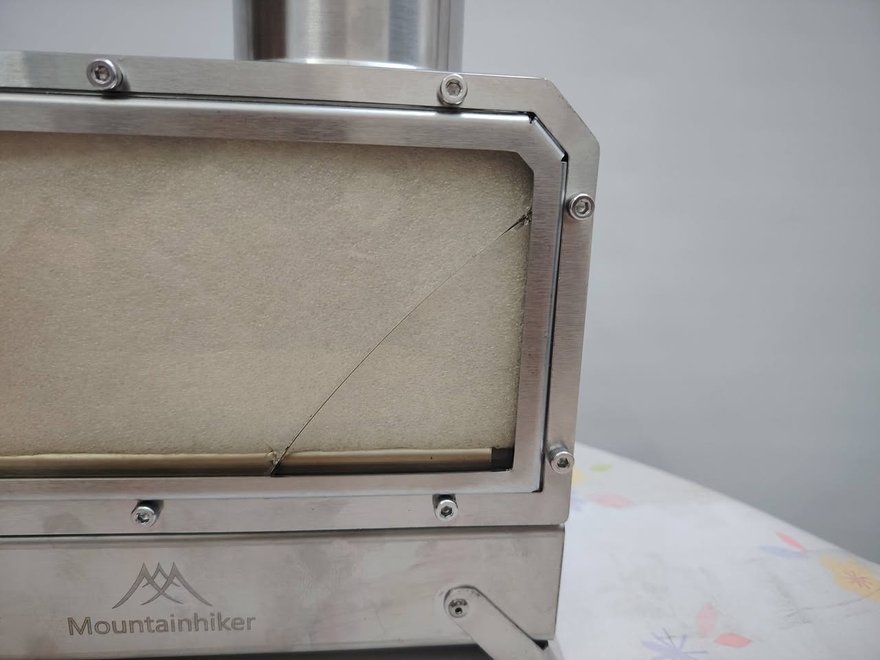 هذا المنتج هو موقد حطب محمول للتخييم من العلامة التجارية Mountainhiker.
مصنوع من الفولاذ المقاوم للصدأ عالي الجودة (ستانلس ستيل 304).

يتميز بنافذة عرض زجاجية مقاومة لدرجات الحرارة العالية لمراقبة اللهب.

يحتوي على فرن مدمج للطهي والخبز.

تصميم قابل للطي وسهل الحمل، مناسب للرحلات، الصيد، والنزهات.

ملاحضة
١. المنتج الحجم الكبير 
٢. يوجد فطر في الزجاج مثل ما موضح في الصور لا يؤثر

للتواصل فقط واتساب غير متواجد على الفيسبوك ***********
