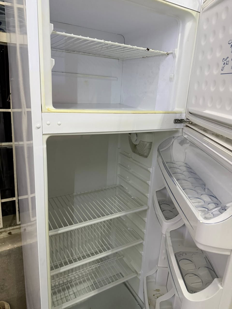 للبيع ثلاجه حجم كبير
شرط الشغل ونضافه
 وبيها ضمان عل شغل  
السعر ٢٢٥وبيها مجال
***********
