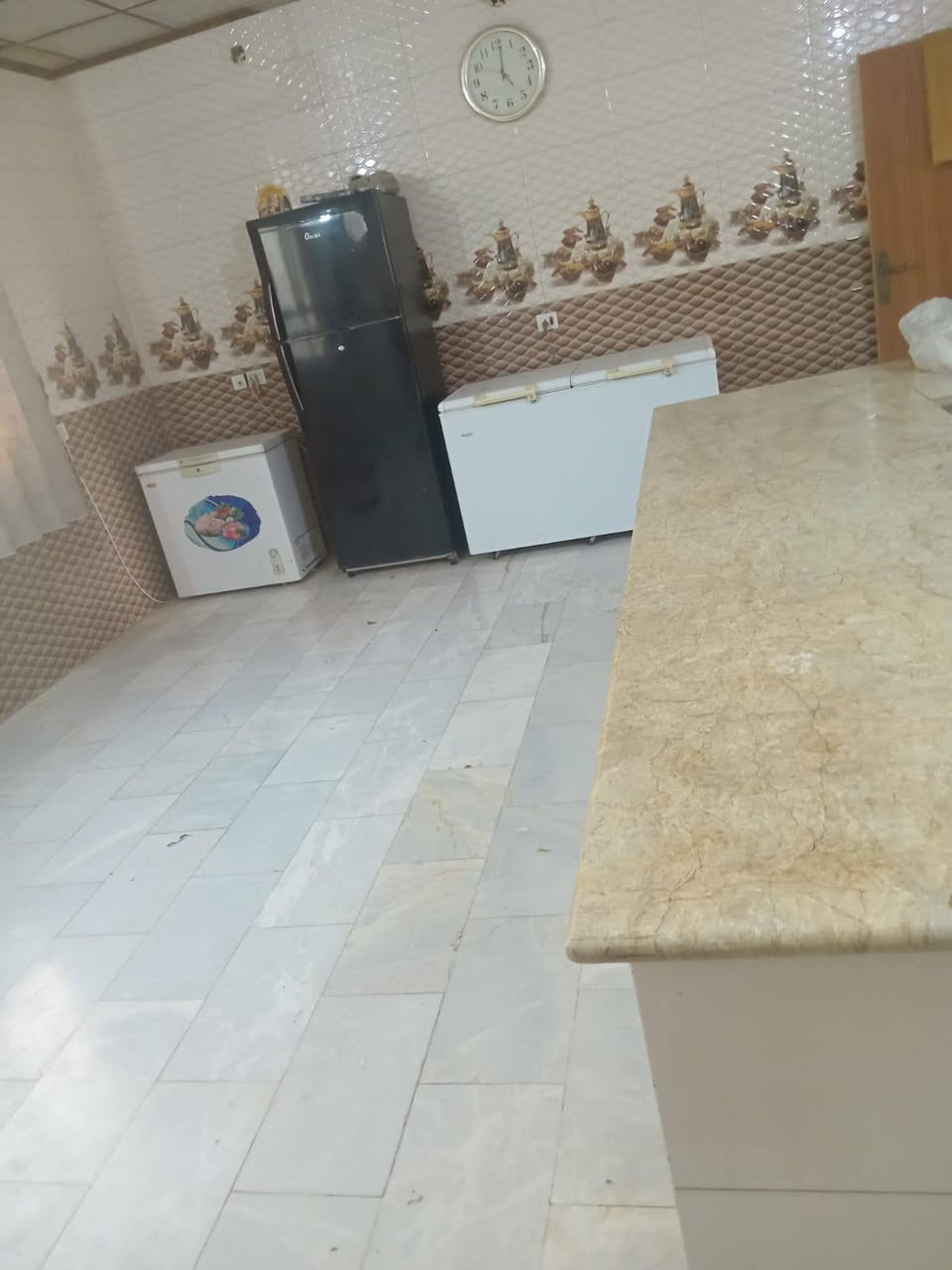 دار للبيع مساحته 250
حله شارع80
متكون من غرفتين نوم وكيلدور وصاله وصيات ومطبخ
طابق واحد 
للاستفسار ***********
