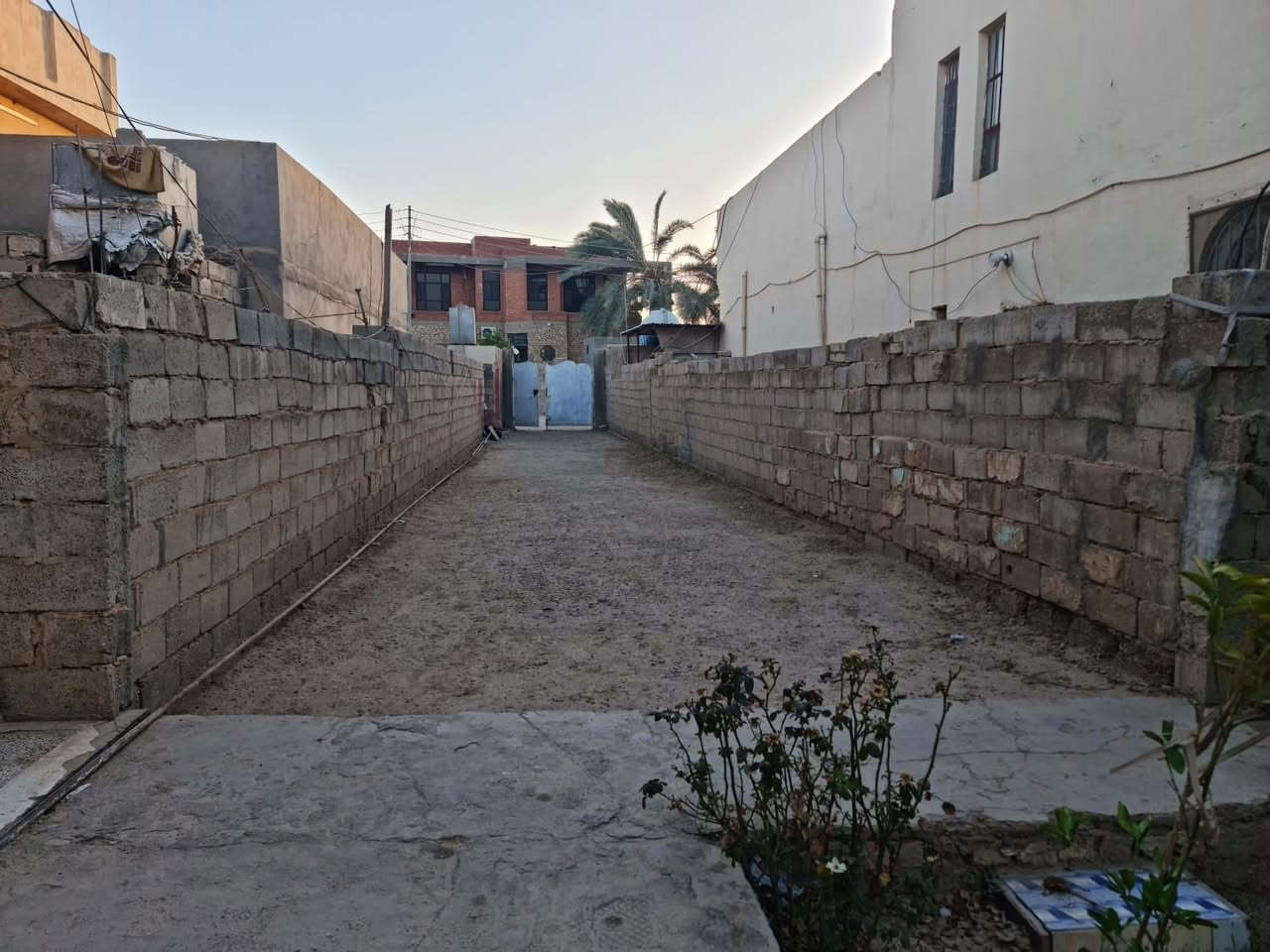 السلام عليكم بيت البيع البيت طابو صرف المساحه 300 + الحديقه 255 زراعي ضمن البيت المجموع المساحه 555 السعر 155 مليون العنوان الرمادي الصوفية قرب جامع الصالح التواصل***********
