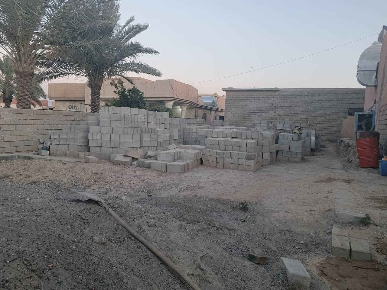 قطعة أرض للبيع تل الزعتر الثاني مساحة 250 متر واقع حال 300
بيها بتلو مع 5000 بلوكه وشارعها مقبل على تبليط الاستفسار مراجعة مكتب عقارات الزيتون 
او الاتصال بالرقم ***********
