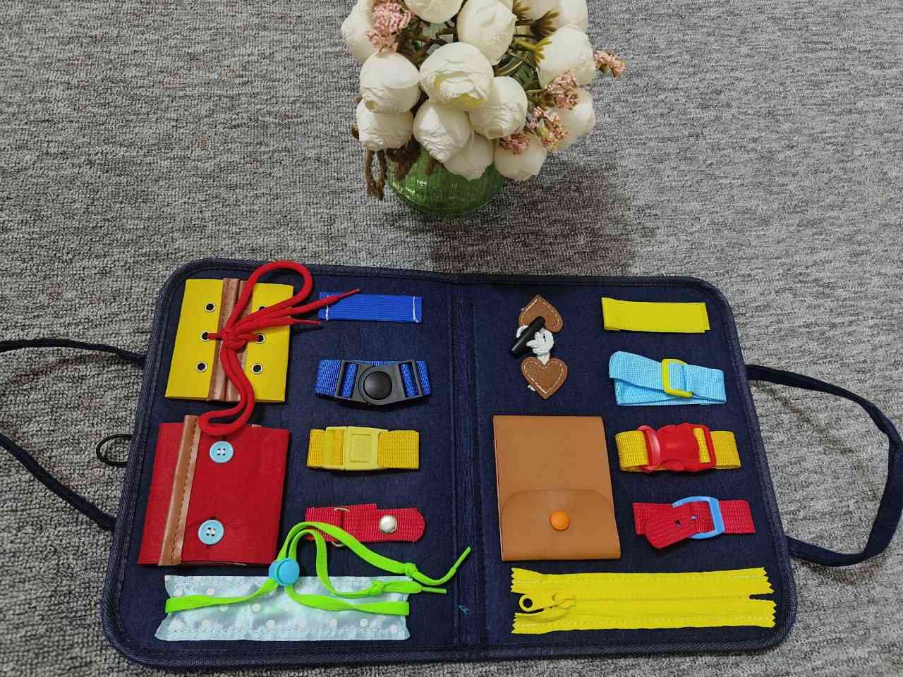 سؤال للأمهات.. منو مثلي تعبت وهي تعيد نفس الكلام يومية؟ 🤦‍♀️
"ماما البس هدومك وحدك"، "ماما غسل سنونك"، "ماما رتب ألعابك".. وبالمحصلة الطفل يمل من التوجيهات ويظل يعتمد علينا بكل شي!
​جنت أدور على طريقة تعلم ابني هاي التفاصيل "بدون عياط وبدون ملل"، لحد ما شفت هاي الصفحة وطلبت منهم الكتاب التفاعلي (Busy Book).
​بصراحة؟ هاي مو مجرد لعبة، هذا "تدريب" حقيقي:
​مشكلة اللبس: بالكتاب اكو فقرة يلبس اللعبة هدومها ويطابق القطع، فتعلم شلون يسويها لنفسه بالحقيقة.
​مشكلة النظافة: بي فقرة أدوات الحمام (الفرشة والصابونة)، الطفل صار هو يحب يروح يغسل لأن عباله ديطبق اللعبة.
​مشكلة الفوضى: يتعلم يرجع كل شي لمكانه (المواعين بالمطبخ والألعاب بالرف) من خلال اللزاق (Velcro).
​أحلى شي بالصفحة إن شغلهم نظيف والقطع قوية وتتحمل "عرك" الجهال 😂 والأهم من هذا كله.. ابني عاف الموبايل وكعد يركز بشي يفيده صدك.
​شوفوا الصور واحكموا.. منو منكم تعاني ويه طفلها بالاعتماد على النفس؟ وشلون حليتوا الموضوع؟ 👇
الصفحة Ghadeer's Toys


**إذا كنت صاحب هذا الإعلان وتريد حذفه لأي سبب، رجاءا أرسل رسالة إلى الدعم الفني**