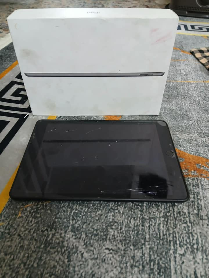 ايباد ابل وياه شاحنه وكڤر وكارتونه مالته ب250ألف الرقم ***********
