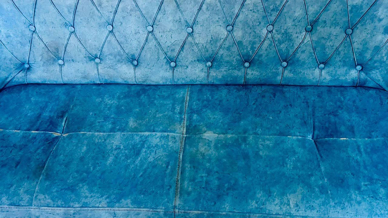 سلام عليكم تخم 7 مقاعد اضرار بسيطه بالقماش للأستفسار ***********
