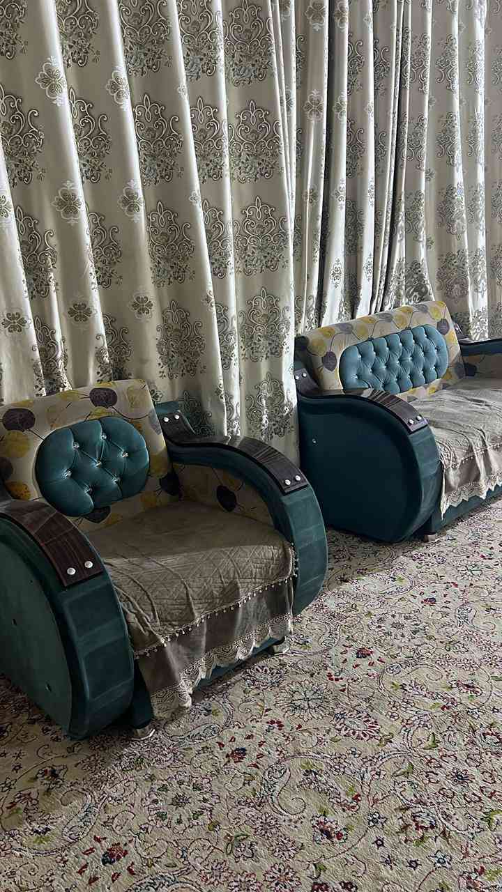 سلام عليكم ورحمة الله وبركاته تخم للبيع مع البردات سعر 250
وبي مجال 
تخم 10 نفرات 
بردات 3 قطع
***********
