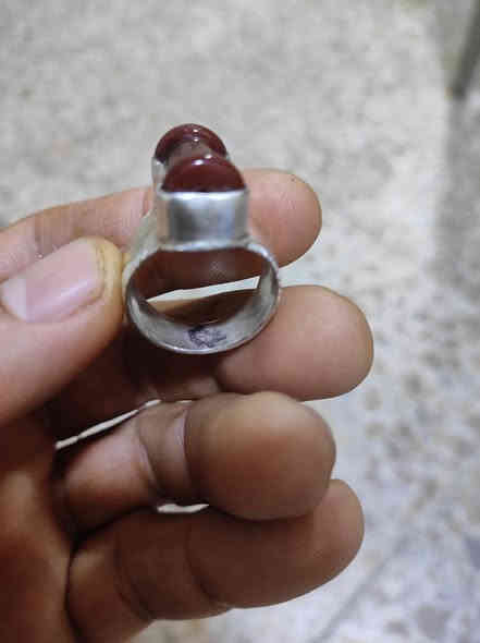 شكله قديم جدا كرزيه مثقوبه شكل مختلف يماني صباغه عراقيه سعرها ٧٥ الف نهائي بصره *********** قياس الخاتم ١٩ خنصر
