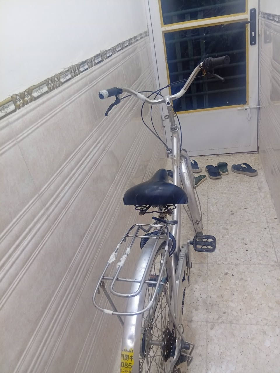 بايسكل بطه حجمه 27 نظافه فوال سعره 100 شراي يتصل على هاذه ارقم ***********
