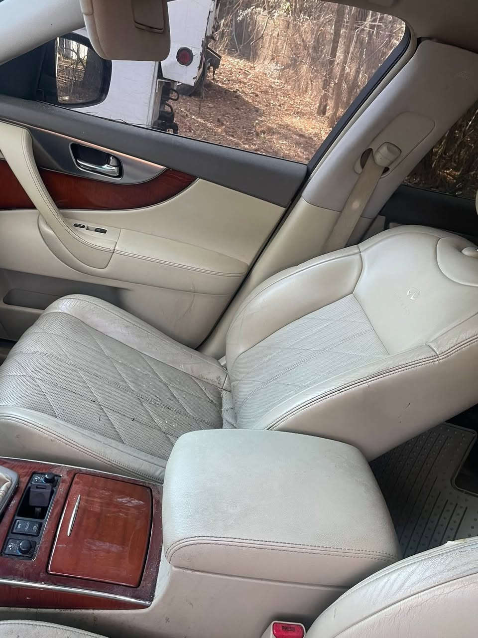 ايقونه شركه نيسان انفنتي موديل 2009غنيه عن التعريف والمواصفات السياره كل شي على وضع الشركه المكينه ٦سلندر ماشيه ١٦٠ الف الزيت والفلاتر وسوييل الكير من شركه لوكومولي صدر السياره ممتاز طقم تايرات ماركه لاسا كهربائيات بشرط مقصوره السياره جديده والكشنات جلد بحاله جيده سقف بانورما سماعات بوس كاعيه السياره مغلفه ومتعوب عليها الف مصرف ما بيها مرقمه اربيل تحويل او وكاله السعر المطلوب ١٢٥ ومجال  الواتساب   ***********,مكان السياره دهوك مع التحيه
