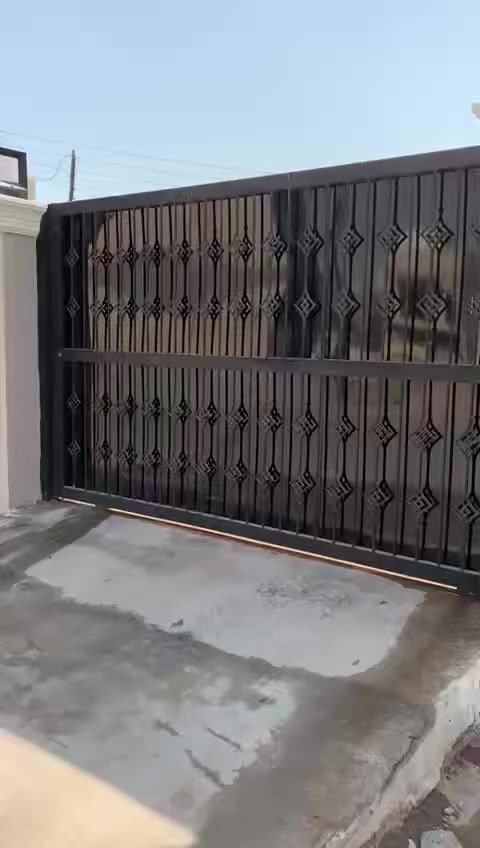 دار 🏠 للبيع مساحه 206متر.
طابو زرعي سند 25✅. 
يحتوي علئ 4غرف +صحيات. وحديقة 
البيت كلش مرتبه. 🌴 
 وشغله درجه اولى 🫰 
📍الدورة البوعيثة. 
للاستفسار ***********
