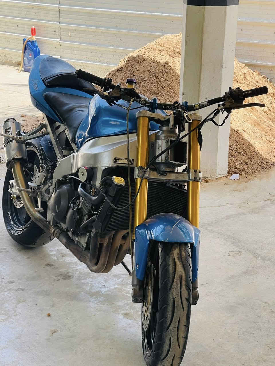 السلام عليكم للبيع كاوسكي ٢٠٠٤ مفتوحه اول كصه الها الدراجه لا نضوح ولا تبخير بس عوزها شوي ترتيب واني مامتفرغلها الدراجه ماتاخذ شحن رجاءا الي مايشتري لا يتعبني ويطب بس يعامل مكاني بغداد الدوره ***********
