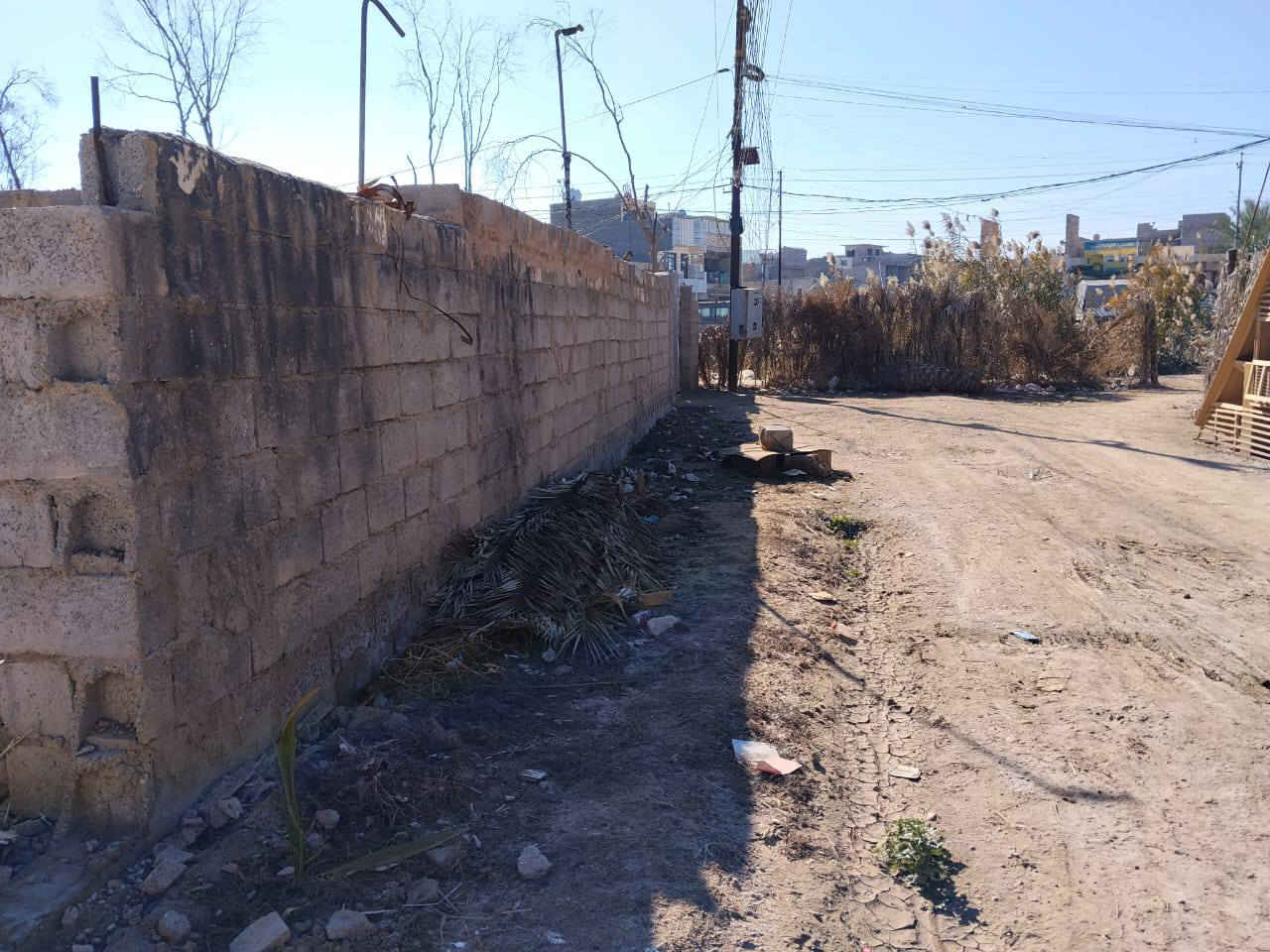 كاع زراعي مقابل حيدر زيونة عبور البزل قرب الجسر الاصفر متجهة ع مشروع  ستمئة متر مع بيت تصميم قديم وسندويج سقفة قياس البيت مئة وستين تقريبا

*********** هذا رقم ابو الارض
