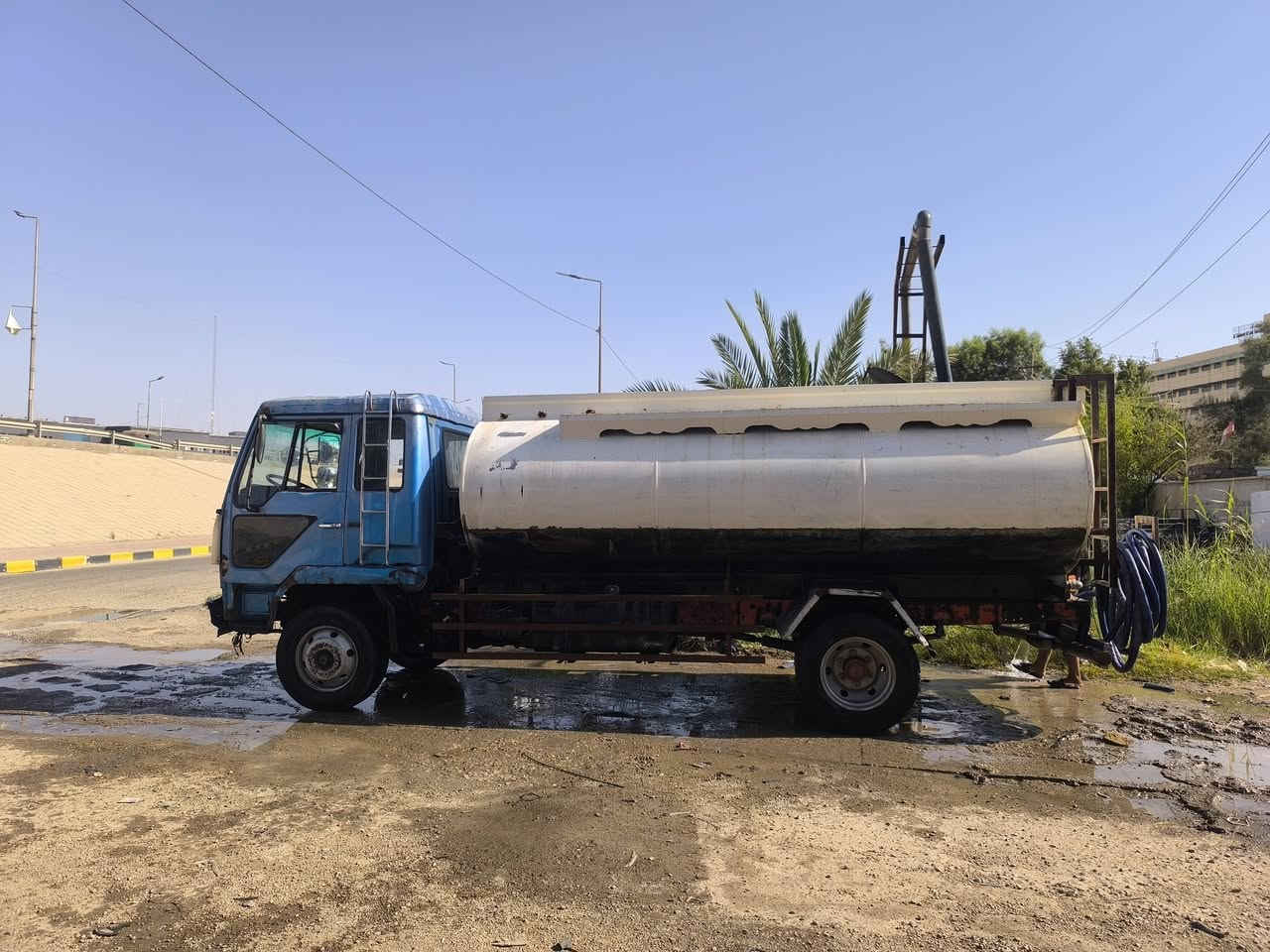 السلام عليكم فوزه مربع للبيع رقم بصره تحويل ثاني يوم تانكي تفصال بغداد مغلون 10طن مكينه 14 لا بخار ولا تنقيص تاير و ويل 19ونص سياره جاهزه العمل ***********
