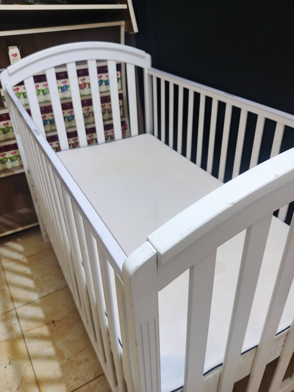 هذا المنتج هو سرير أطفال خشبي، وتحديداً من العلامة التجارية جونيورز (Juniors) كما يظهر بوضوح في الصور المشابهة. يتميز هذا النوع من الأسرة بتصميم عملي يجمع بين الأناقة والأمان للطفل. 
baby-lands.com
baby-lands.com
المواصفات والمميزات العامة:
المادة: مصنوع غالباً من خشب الصنوبر المتين والقوي.
التصميم: يتميز بحواف منحنية وقضبان جانبية لتوفير الحماية.
المرونة: بعض الموديلات المشابهة توفر ميزة تعديل الارتفاع (عدة مستويات) لتناسب نمو الطفل، أو إمكانية إزالة أحد الجوانب لدمجه مع سرير الأم.
العمر المناسب: يُستخدم عادةً للأطفال من حديثي الولادة وحتى سن 3 إلى 4 سنوات.
الأبعاد الشائعة: غالباً ما تتوفر بمقاسات مثل 120×60 سم أو 130×70


**إذا كنت صاحب هذا الإعلان وتريد حذفه لأي سبب، رجاءا أرسل رسالة إلى الدعم الفني**