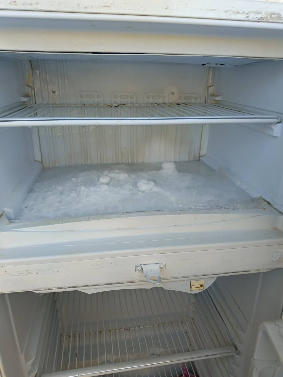 السلام عليكم ثلاجات العدد 3 للبيع واسط كوت انوار الصدر للاستفسار الاتصال على الرقم ***********
