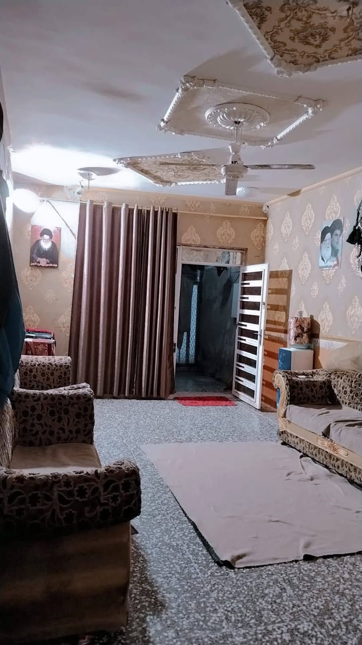 سلام عليكم دار للبيع الشعب الصحه مساحه 80  طابقين استقبال وخدمات و3غرف نوم للاستفسار. *********** توضيح
البيت معزول يعني مشتملات 2 
السعر 120 بي مجال
