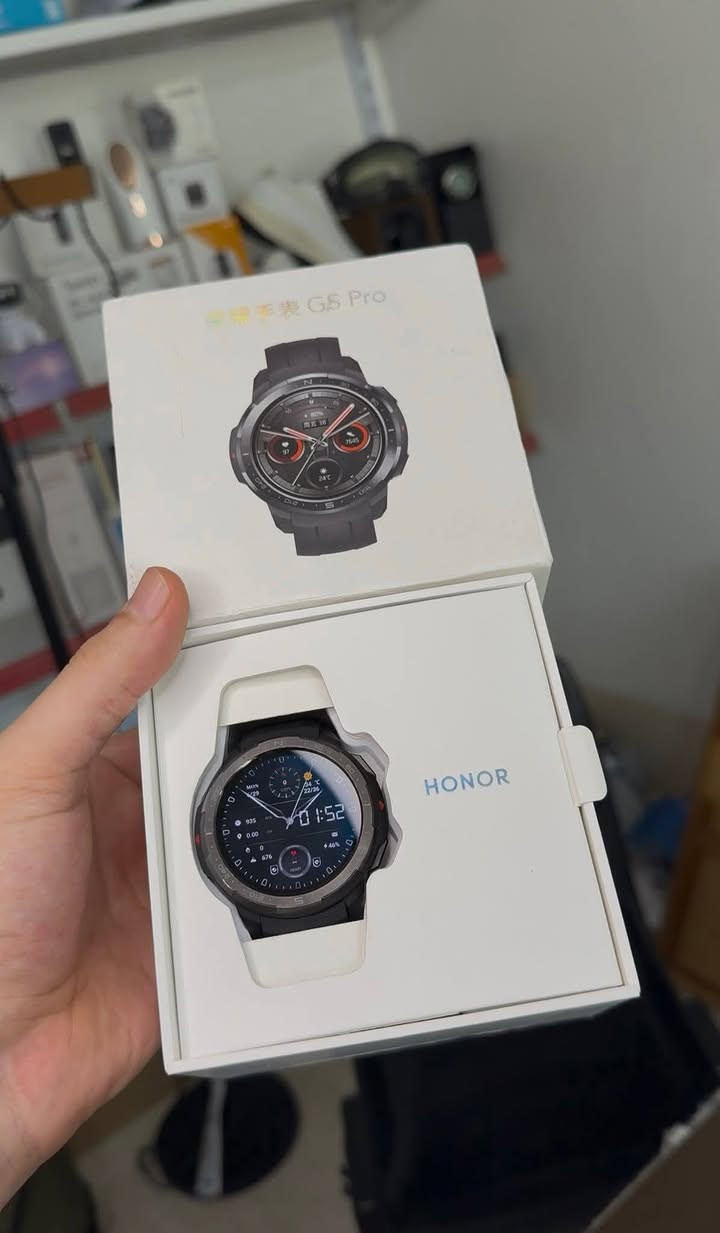 هذا المنتج هو علبة ساعة Honor Watch GS Pro الذكية، وهي ساعة رياضية متينة مخصصة للاستخدام الشاق والأنشطة الخارجية.💡 أبرز مواصفات الساعةالشاشة: من نوع AMOLED بحجم 1.39 بوصة.البطارية: قوية جداً تصمد حتى 25 يوماً في وضع الاستخدام العادي.المقاومة: حاصلة على 14 شهادة عسكرية (MIL-STD-810G) لمقاومة الظروف القاسية كالحرارة والصدمات.الميزات الرياضية: تدعم أكثر من 100 وضع رياضي وتتبع مسار العودة (Route Back) عبر الـ GPS.الصحة: مراقبة نبضات القلب المستمرة، قياس الأكسجين في الدم (SpO2)، وتتبع النوم والإجهاد.الاتصال: تحتوي على ميكروفون ومكبر صوت لإجراء واستقبال المكالمات عبر البلوتوث.
مكاني /بغداد الشعب /نهايت / الفورتات / //// السعر (100) وبيها مجال  
*********** اتصل واتساب 
*********** اتصال واتساب
