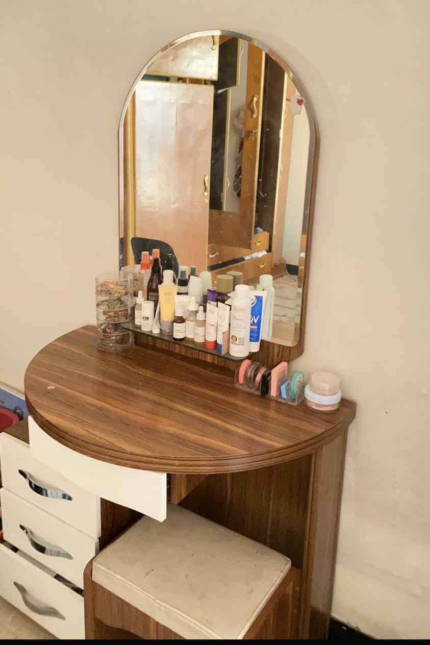 ميز جديد صاج كلش نظيف معروض للبيع يحتوي مجرات والمراية يكفي هواية غراض المكان بغداد


**إذا كنت صاحب هذا الإعلان وتريد حذفه لأي سبب، رجاءا أرسل رسالة إلى الدعم الفني**