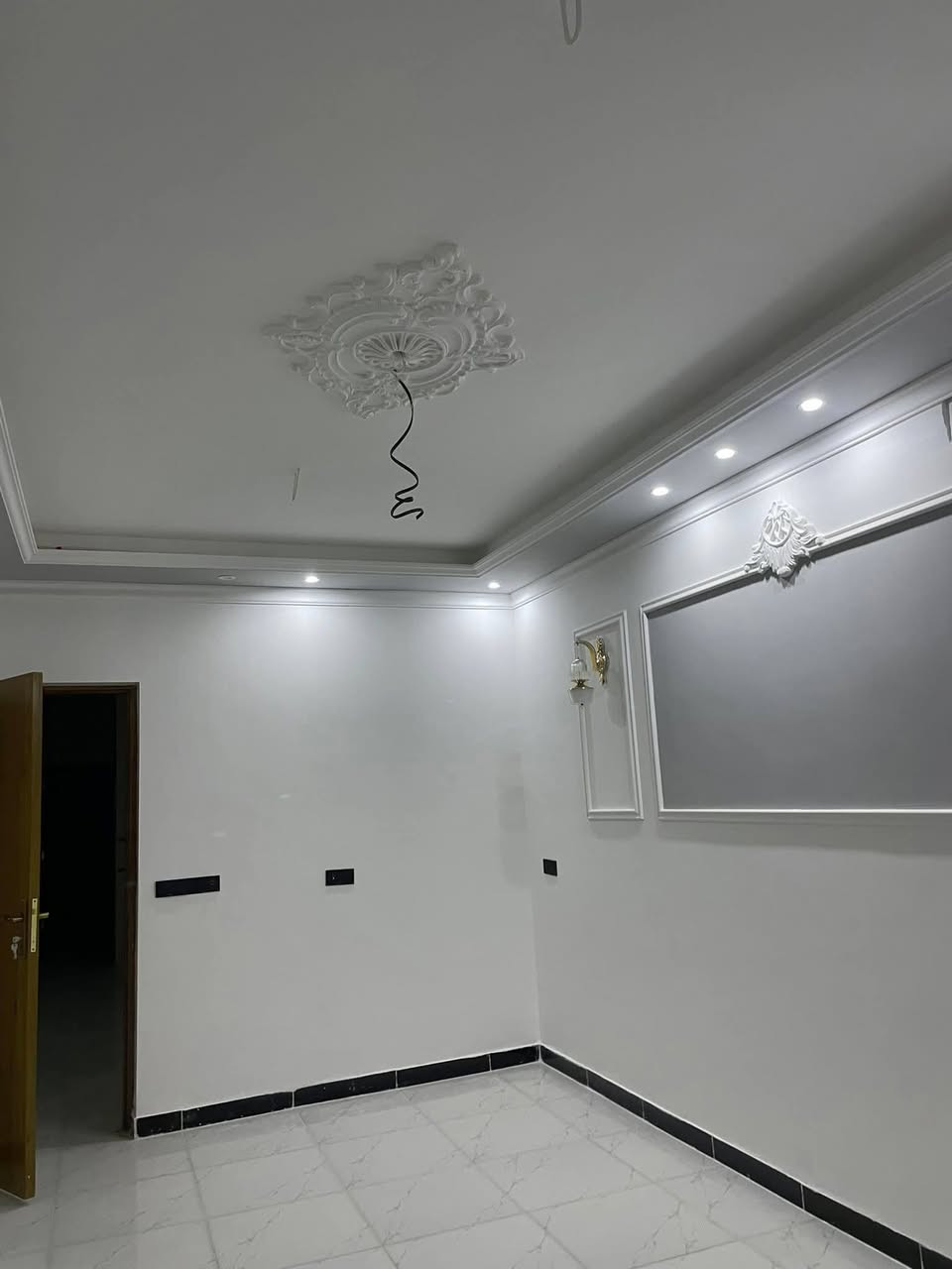 يا الله
مشتمل للبيع تم انجازه من طراز الدرجة الاولى
في منطقة الشعب حي التجار الثانية
المساحة ٨٠ متر
واجه ٤ متر
نزال ٢٠ متر
يحتوي على ٣ غرف نوم / خدمات ٣/ صالة خطار ومطبخ ومنور 
للاستفسار/ مكتب الحضارة للوساطة العقارية
***********
