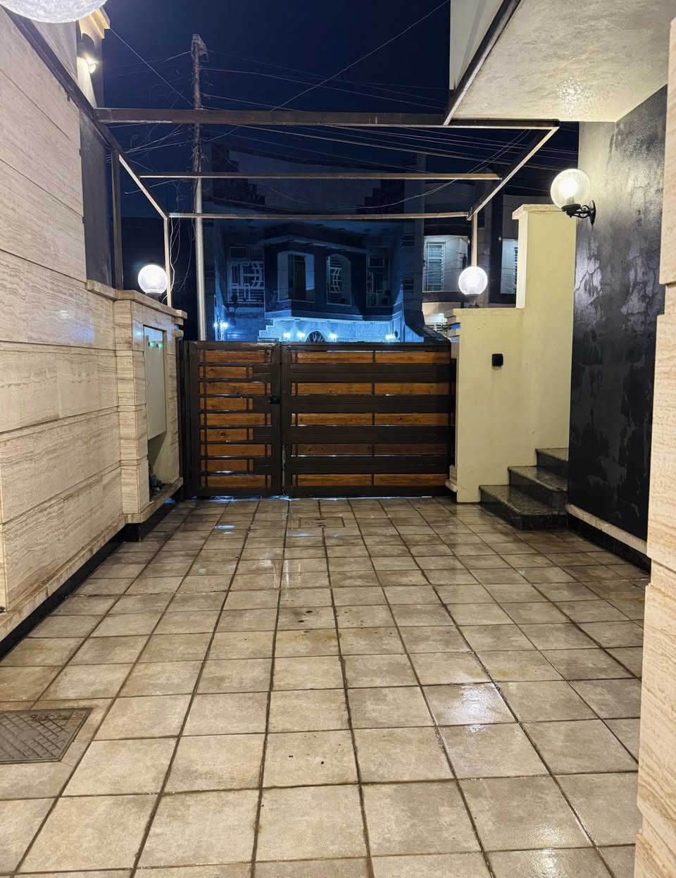 السلام عليكم
منزل للايجار في شارع فلسطين حي المهندسين الطابق الارضي
مساحة ١٨٠م 
غرفتين نوم مع مطبخ وصالة وحمامين
مخزن خارجي مع كراج
المنزل مزود باجهزه تبريد حديثة سامسونك انفرتر
البيت جاهز للسكن مباشرة
مصبوغ حديثا
للاستفسار الاتصال
***********
