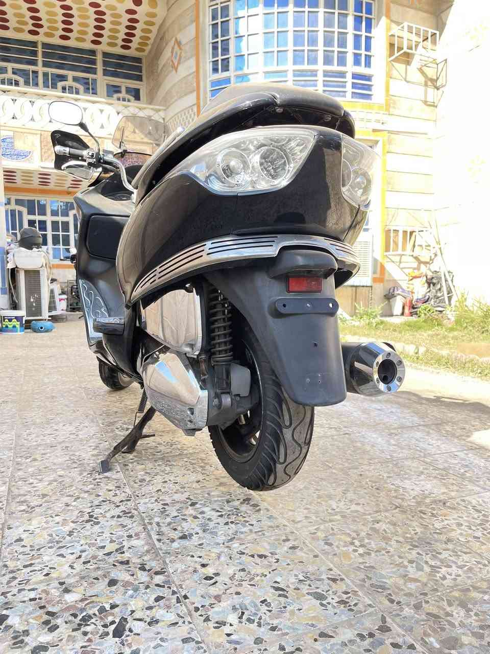 سلام عليكم شباب هوندة فورزه .08 عميه بلاد ومميزه دراجه حلوه وجديده بمعنى الكلمه مكفوله كفاله عامه اي نقص اي شي مابيها مكفوله من كل نواحي كفرات وكشر ومكينه  جيب فيتر مضبوط وتعال  مكاني بغداد حي اور  سعرها مليون و350 بيها مجال جدا بسيط (***********) الرقم
