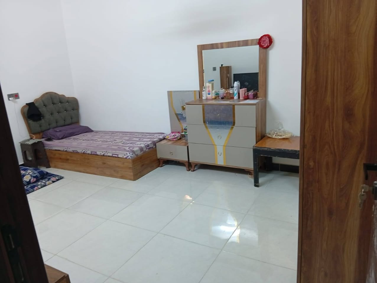 • للبيع دار سـكـــــــــني  .. ترميم حديث درجة اولئ

📍(العنوان)
     (بغداد . الدورة . منطقة  ابودشير ♥️)
     (مربع  مدارس الفيالق . / عرض الشارع 10م)
     (موقع ممتاز وكافة  الخدمات متوفرة)

✅ تفاصيل : العقار
• المساحة الكلية :  100م
• الأبعاد : الواجهة  5م    |   النزال  20م
• طابق ونصف
• نوع الملكية  : طـــــــــــابو  ملك  صـــــــــــرف

✨ الطابق الأول
• مدخلين منفصلين  (خصوصيّة تامة)
• صالة ضيوف (بمساحة مريحة)
• مطبخ بنظام (حار/بارد)
• مناور  (لضمان التهوية والإضاءة الطبيعية)
• مجموع صحيات عدد (2)
• غرف النوم عدد (1)

✨ الطابق الثاني
• غرف النوم عدد (2)
• بيتونة
•سطح للاستفسار الاتصال على الرقم 
***********
