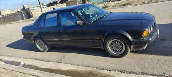 السلام عليكم بي ام حجم 730 للبيع السعر 48وبيها مجال  كير محرك شرط طخم تاير جديد تبريد تدفئه رقم اربيل شرط التحويل كابون بانزين كهربائيات كلها شغاله الشراي يتصل مارد ع الفيس العنون موصل ***********//***********
