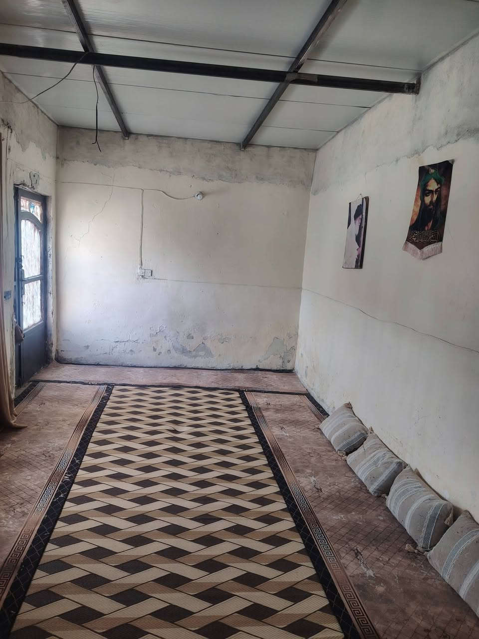 دار للبيع تجاوز قرب المخازن
يحتوي على استقبال غرفتين نوم واستقبال ومطبخ للاستفسار. ***********
