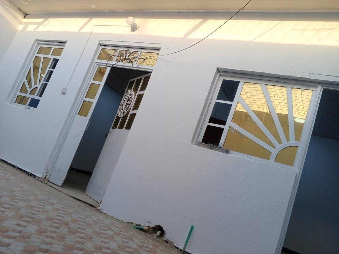 السلام عليكم 
بيت اليجار 
ابي الخصيب شارع الوسطي 
غريب ع سايدات الثنين 
سندويج غرفه وصاله وستقبال ومطبخ وصحيات وكراج 
يجاره 300 
والي ينطي مقدم مال كم شهر 
250
عقارات امير الصالحي 
***********
