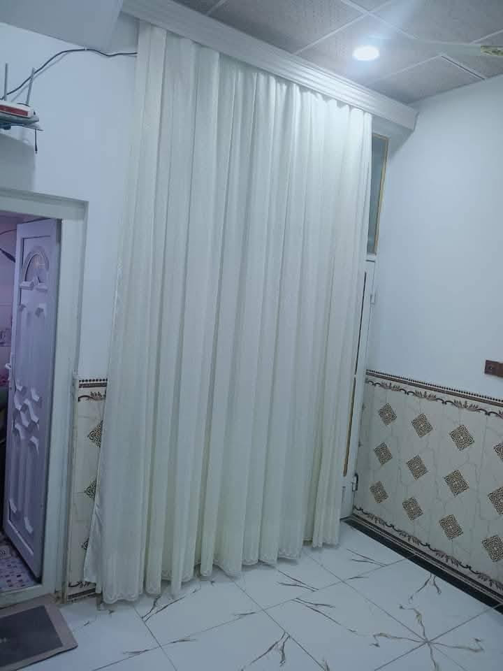 بيت للايجار  (100 متر) حي النداء شارع كلية الكفيل عمود 23
خلف أسواق ابن عنوز البيت ع ساحة 
سعر الايجار 300 الف 
يحتوي على طابقين
الطابق الاول
غرفه ومطبخ حار وبارد وصالة صغيرة  وآستقبال وصحيات وحمامات عدد اثنين داخلي وخارجي 
الطابق الثاني 
غرفتين وصالة وصحيات عدد واحد
وياريت تكون عائلة صغيره
والإيجار لثلاث او ستة اشهر مقدماً

***********
