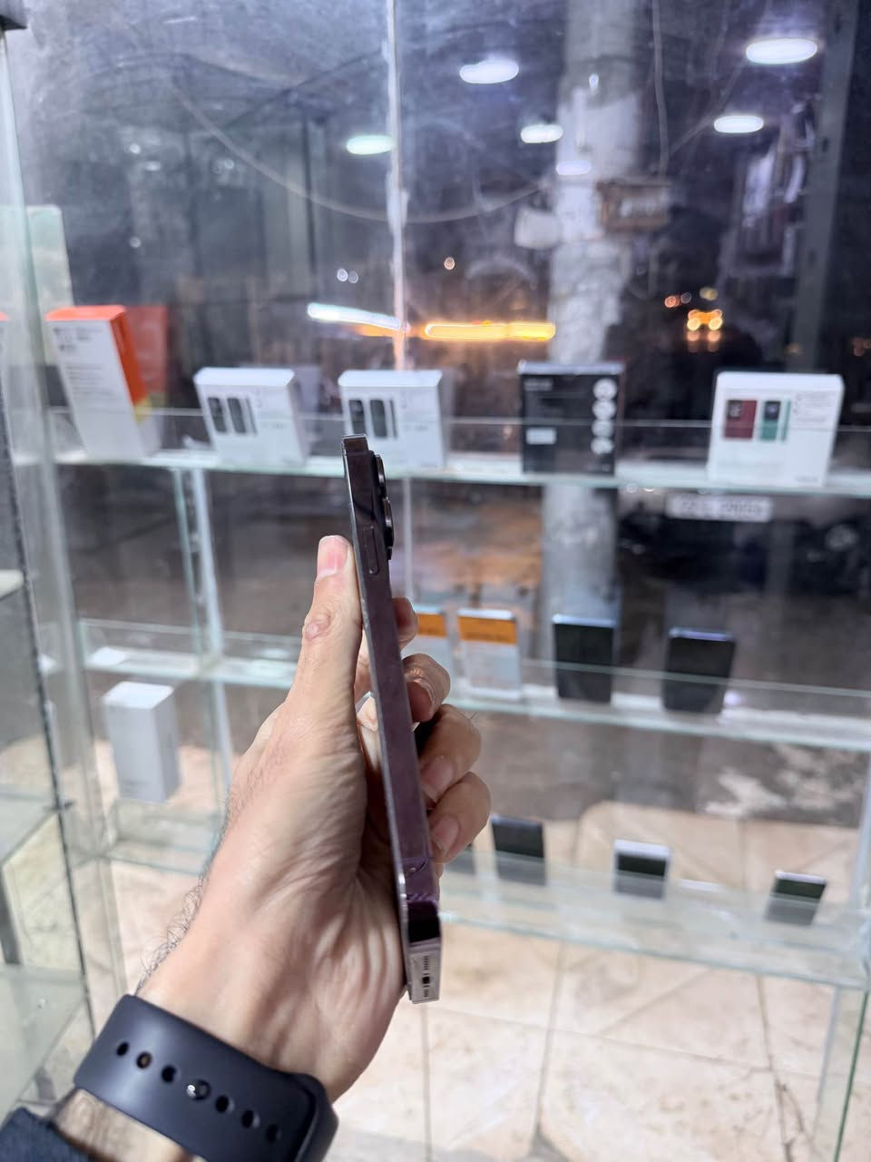 ئایفۆن ١٤ پڕۆ ماکس ڕەنگی مۆر
شتێکی هەتا بڵێی جوان و خاوێن بێ شوخت
کەپسەو نەکراوەتەوە زەمانی کۆمپیتەر و هەوا
128 گێگای یەک سیمکارت پاتری 79
نرخی 519 دۆلار گەیاندن هەیە 
ناونیشان هەولێر-قەڵاتی نوێ مۆبایلی هاوکار
ژمارە مۆبایل :- 📱*********** أربيل, العراق
