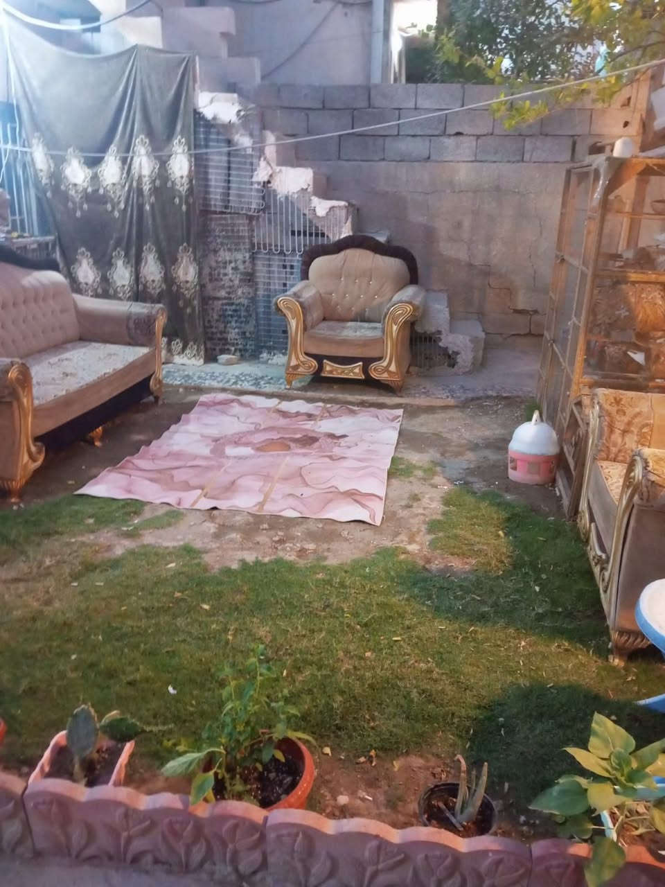 عندي بيت للبيع تجاوز مشتل شارع لمطبك قرب مجلس بلدي ثاني فرع عن شارع لعام مساحه 200متر واقع حال لبيت قاطين لجوه مسلح ولفوك سندويش لدرج خارجي تكدر سوي بيتين اني مصوره فديو واضح بيت جبير مال عائله جبيره منطقه هادئه خير من الله لستفسار اتصل على الرقم التالي ***********
