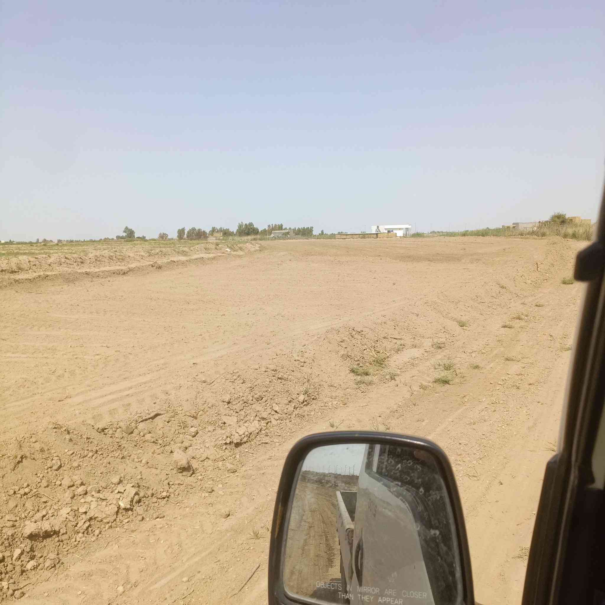 أرض زراعية سند ٢٥
المساحة ٣دونم 

طريق الدغارة تبعد عن مجمع الكرار ١٠٠متر 

الكهرباء تبعد عنها ١٠٠متر والماء الاساله كذلك 

مداور ثاني يوم 

للاستفسار الاتصال ***********
